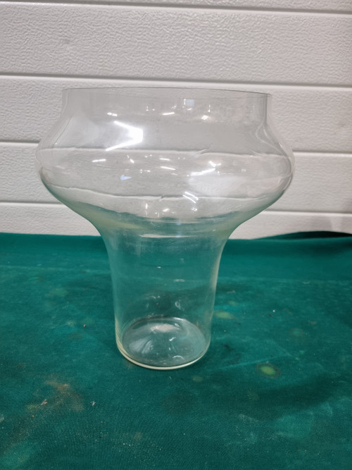 vaas van glas wijdt uitlopend