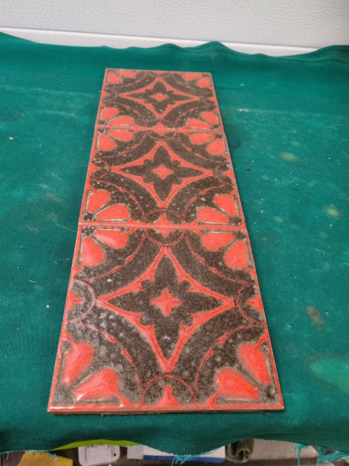 tegels vintage rood bruin op plank