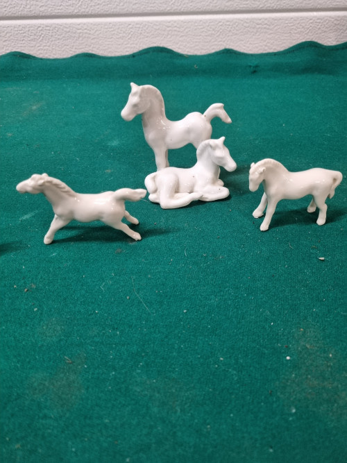 Beelden paarden wit drie stuks